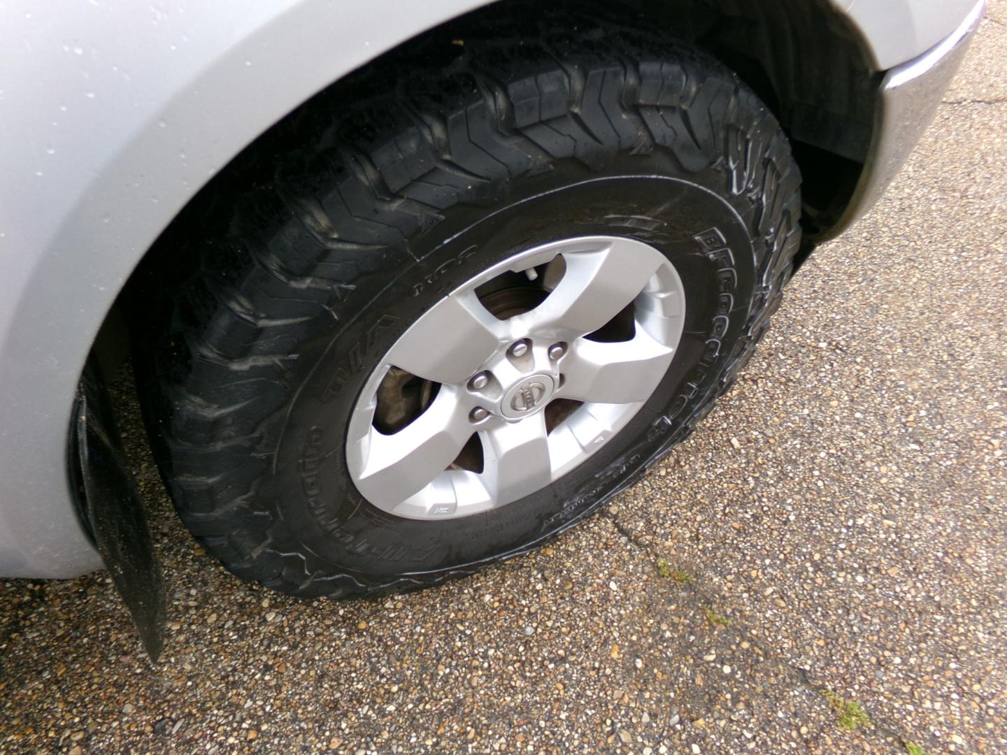 2011 Silver /Gray Nissan Frontier SV (1N6AD0ER0BC) with an 4.0L V6 engine, automatic transmission, located at 401 First NE, Bearden, AR, 71720, (870) 687-3414, 33.726528, -92.611519 - Photo#5